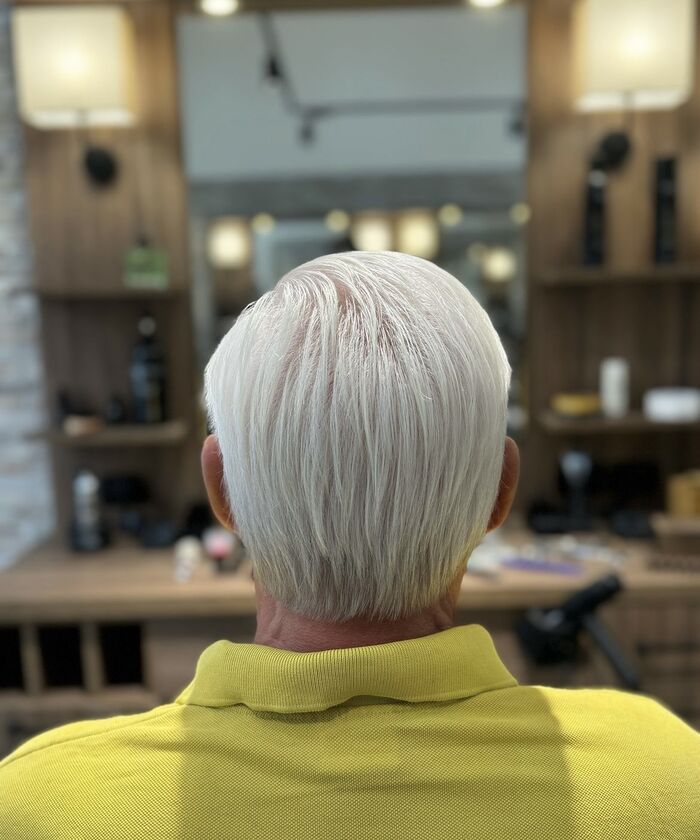 Taglio visto da dietro su capelli bianchi, con la nuca rifinita