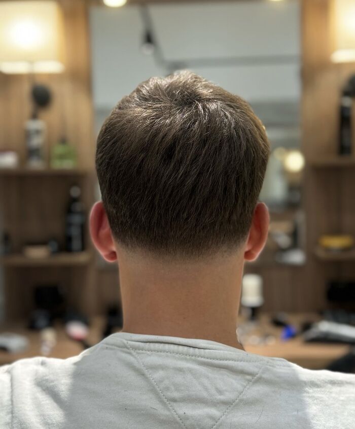 Taglio visto da dietro: capelli castani con la nuca sfumata