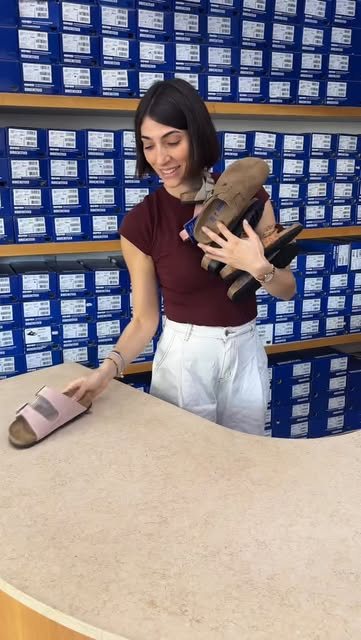 Reel: sandali Birkenstock sul banco del negozio