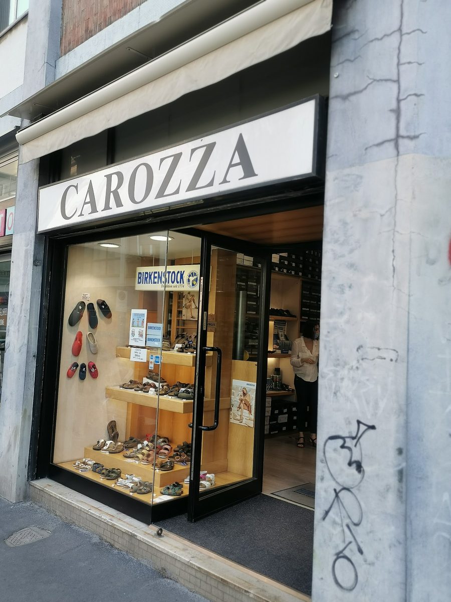 Ingresso del negozio con l'insegna CAROZZA e la vetrina illuminata
