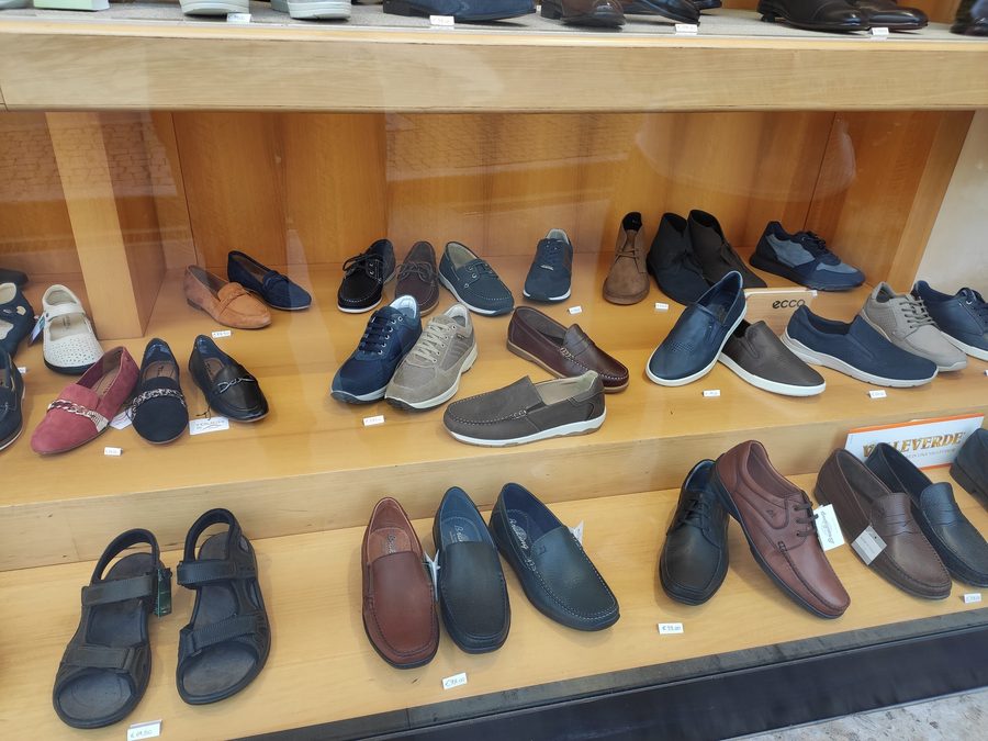Vetrina con mocassini, scarpe in pelle e sandali comfort da uomo e donna