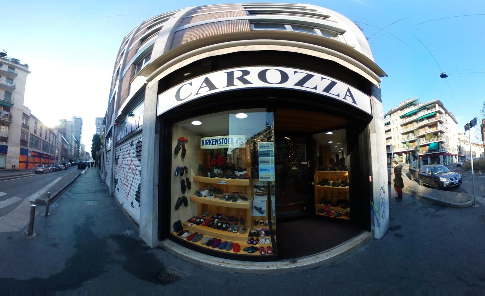 L'insegna curva CAROZZA sopra la vetrina d'angolo del negozio in via Canonica