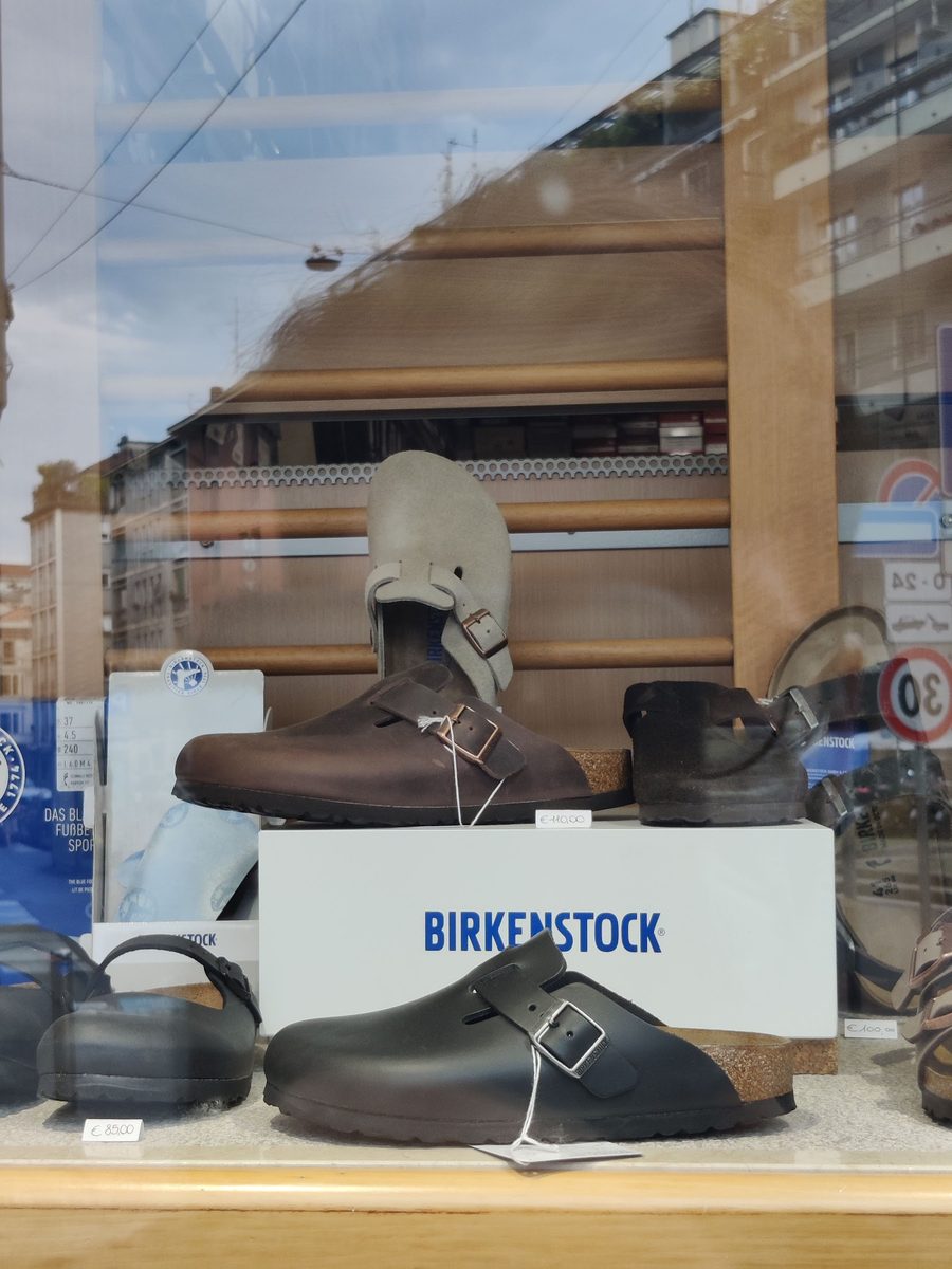 Zoccoli Birkenstock in pelle esposti in vetrina