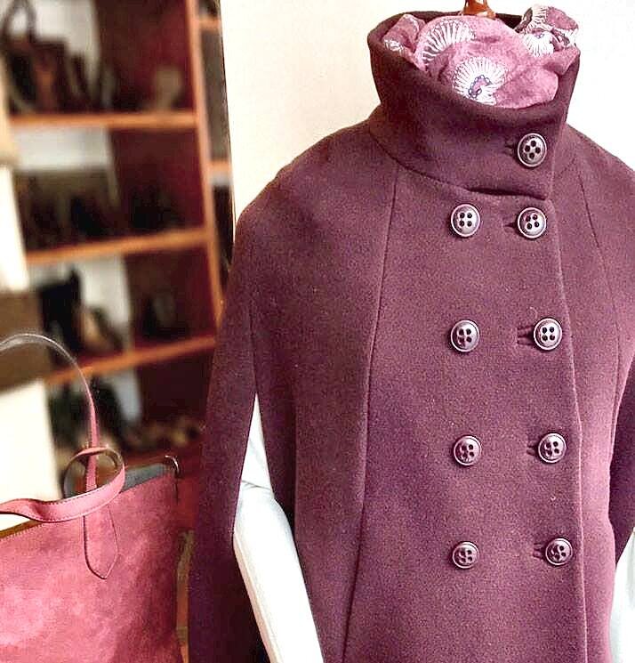 Cappotto doppiopetto bordeaux con collo alto foderato in tessuto stampato