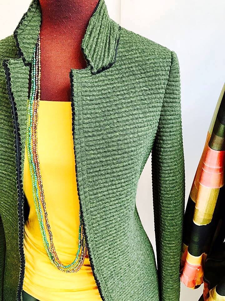 Giacca in maglia verde con collane e top giallo
